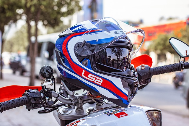 Accessori per il casco della moto: i più utili - The Garage